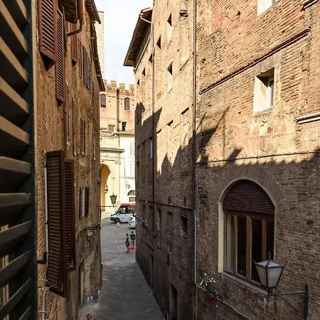 L'azure Di Siena