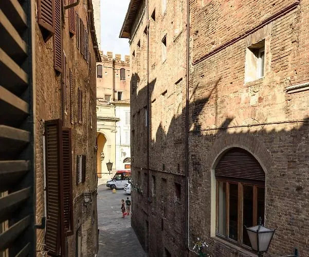 L'azure Di Siena